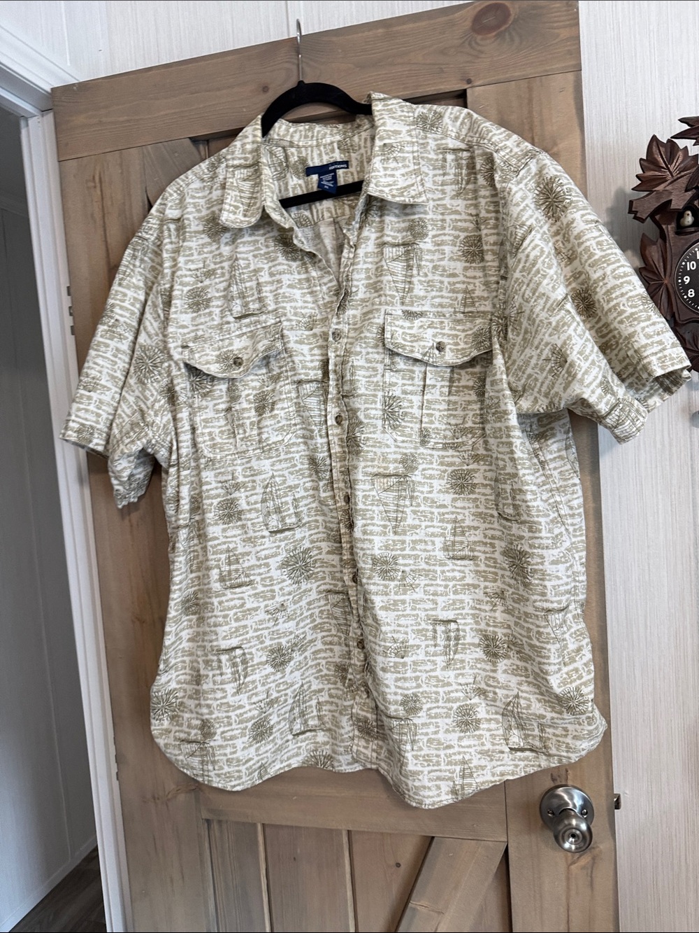 Basic Editions Short-Sleeve Button-Down Shirt in Beige Print
